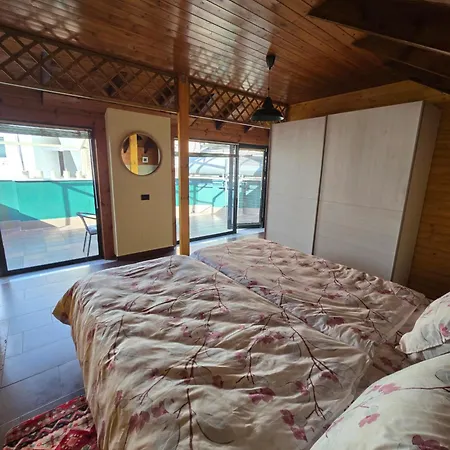 Cozy Attic * 地拉那